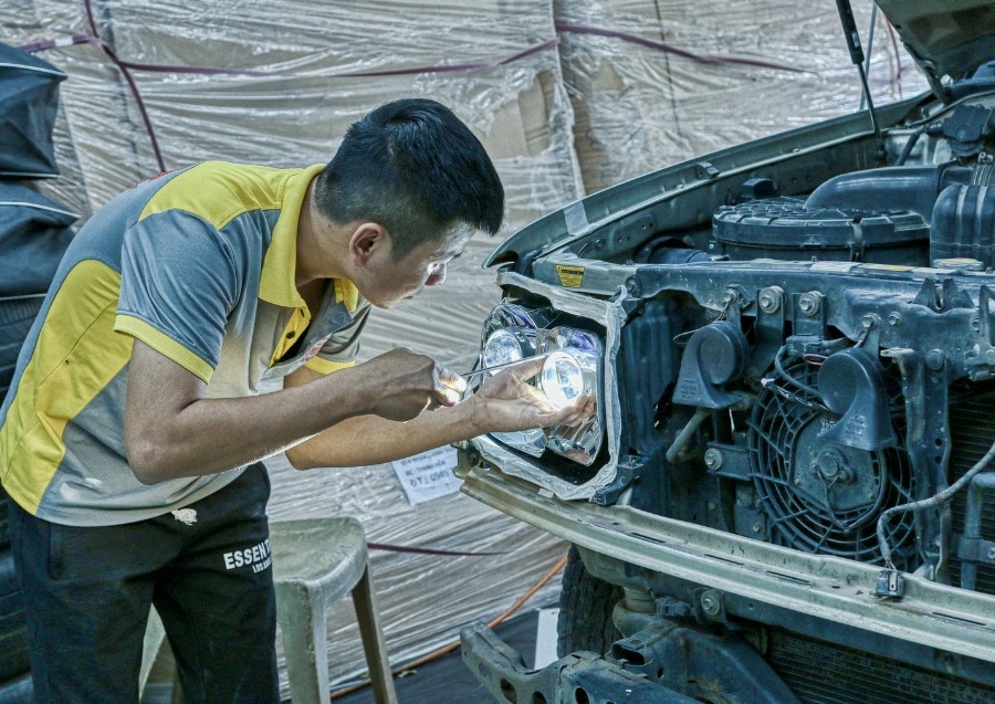 Kỹ thuật Minh Thành Auto thi công độ đèn xe ô tô GTR 