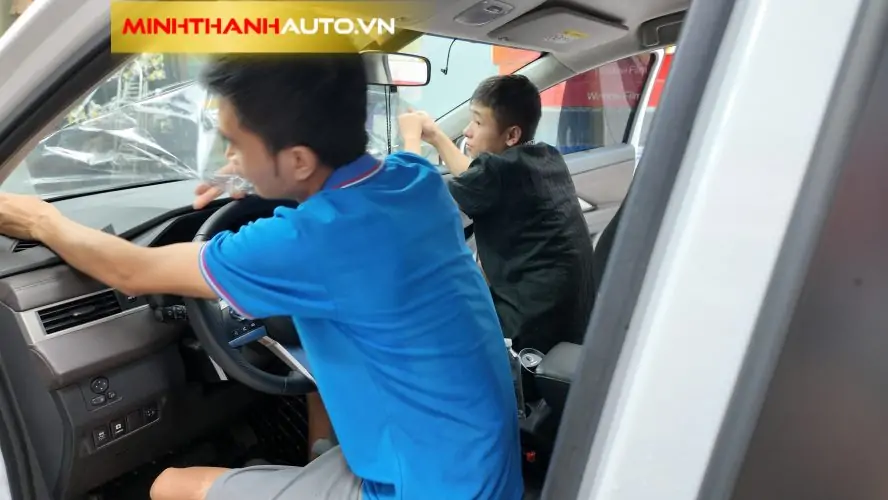 minh thanh auto bo phim cu dan phim moi cho xe kia carnival