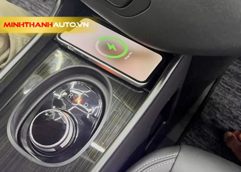 minh thanh auto su dung sac khong day tren yen ngua be ti tay vf7 Minh Thanh Auto Su Dung Sac Khong Day Tren Yen Ngua Be Ti Tay Vf7