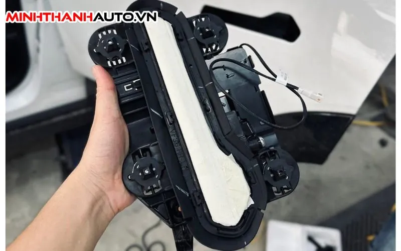 lap dat tay cua dien thut tho vinfast vf7 Lap Dat Tay Cua Dien Thut Tho Vinfast Vf7